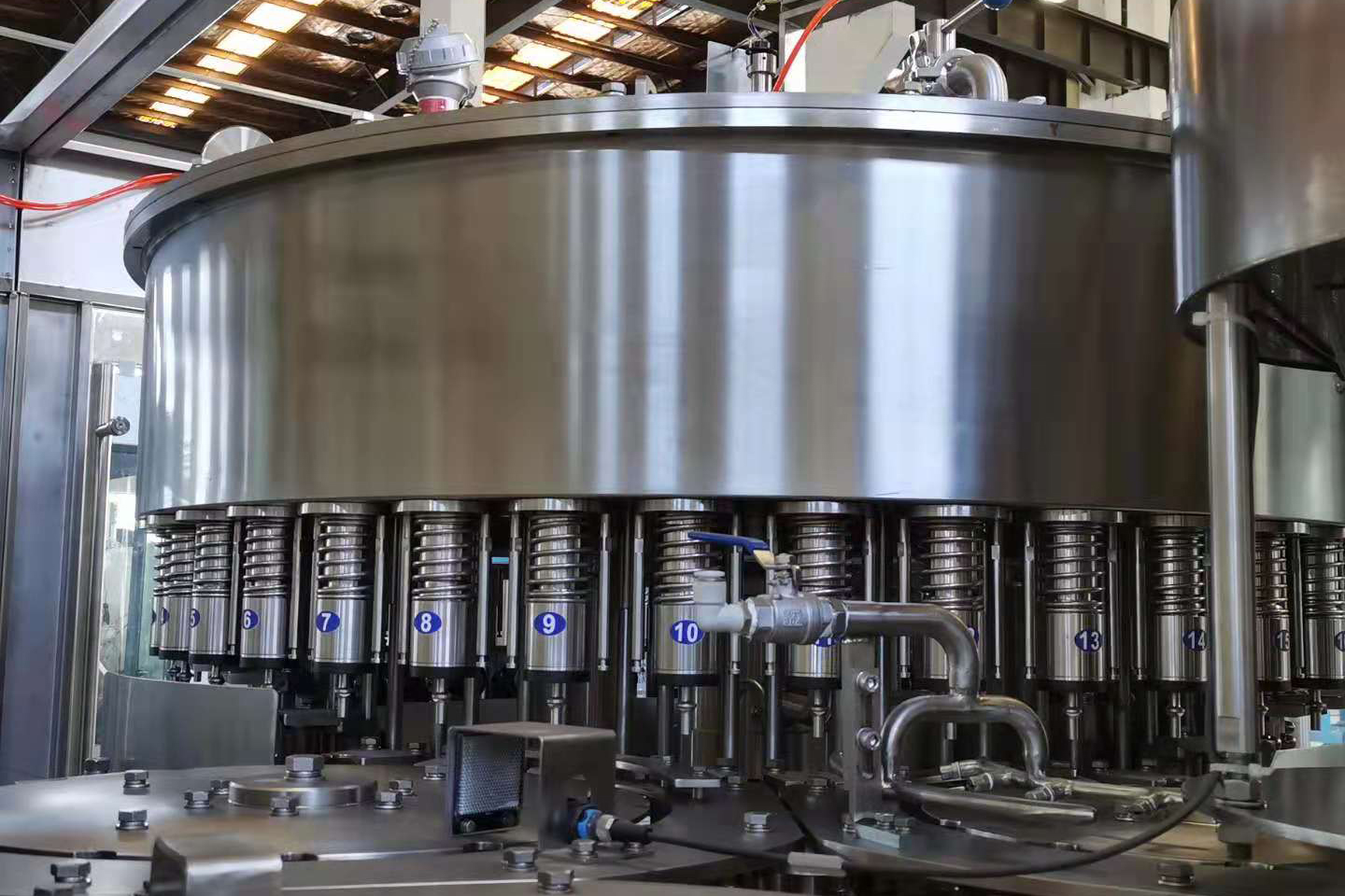 What is the definition of a beverage bottle filling machine?