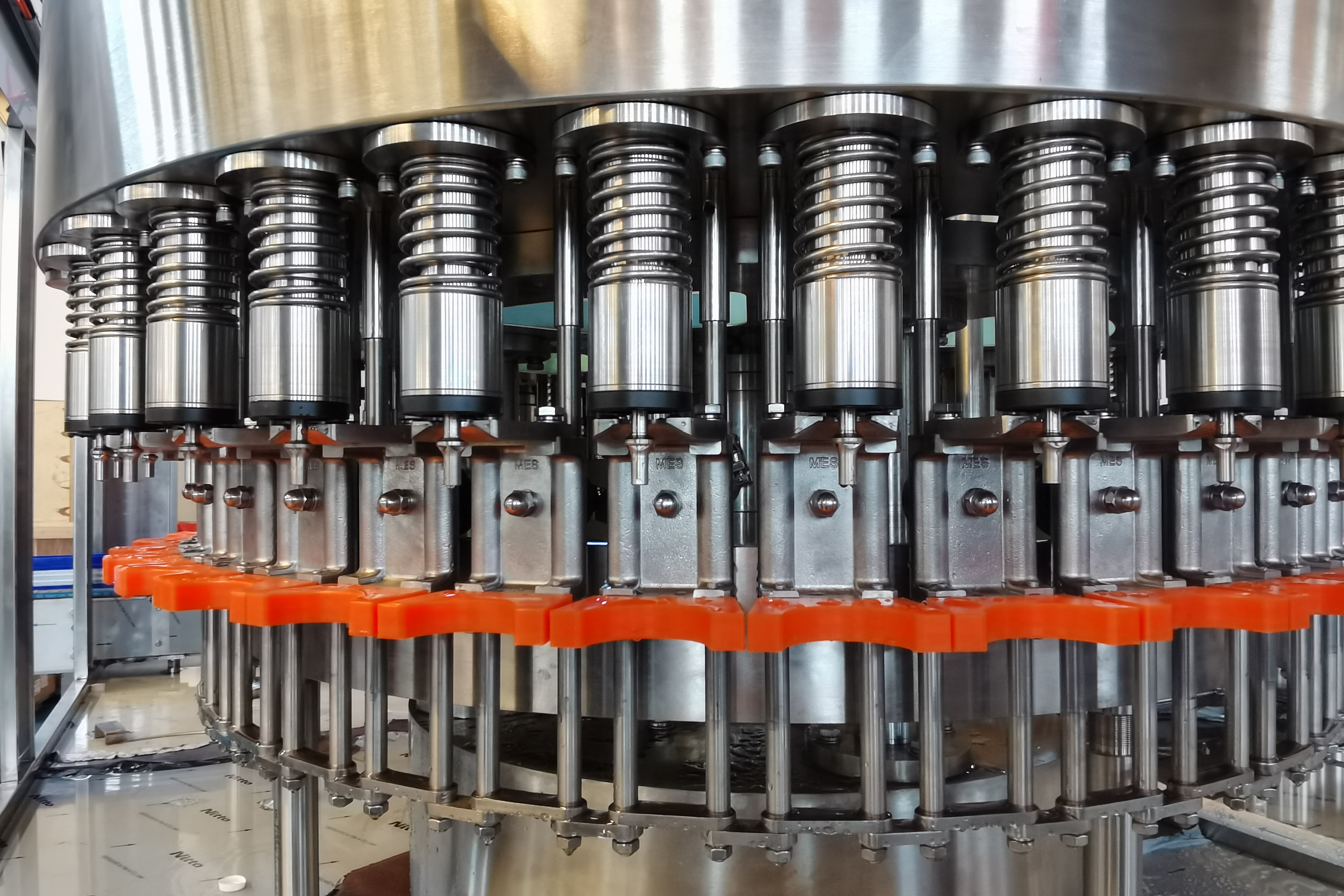 Working steps of carbonated drink filling machine