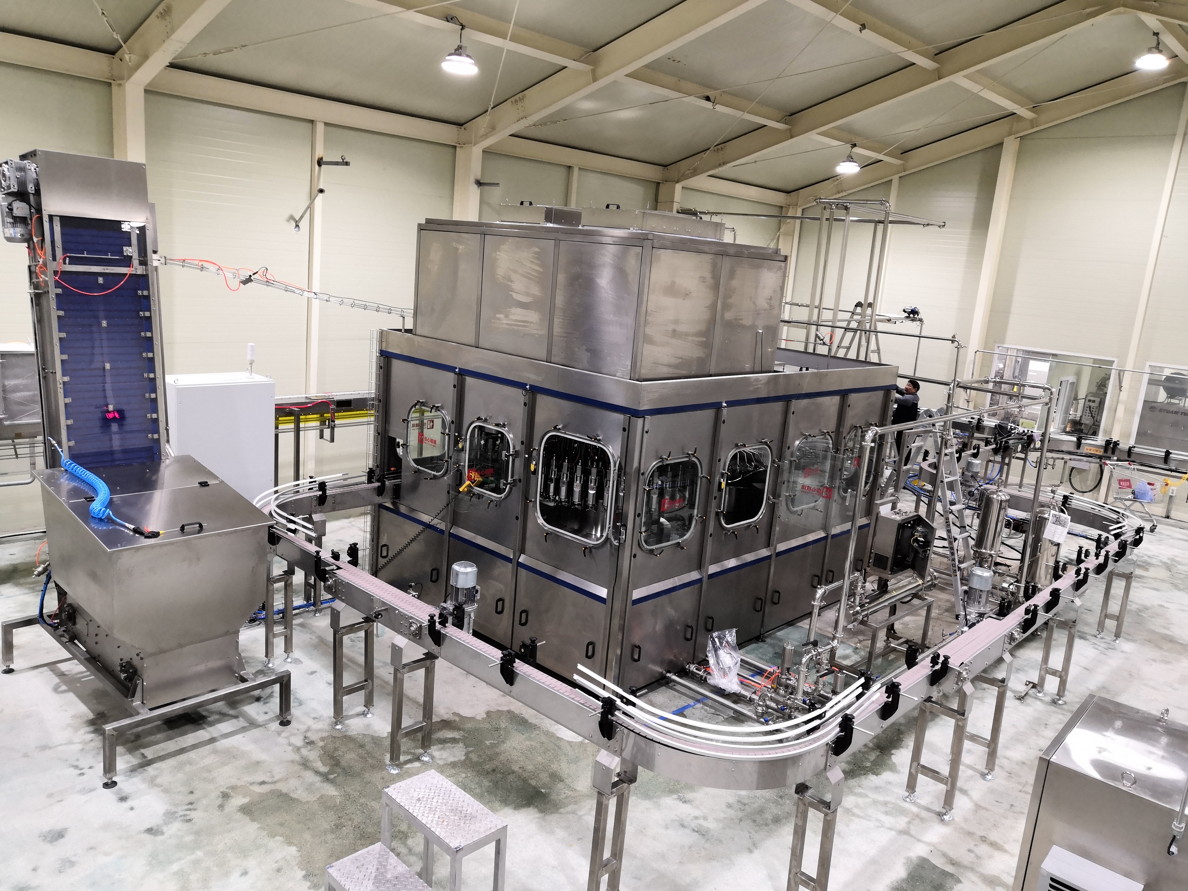 Can a liquid filling machine handle various liquids?